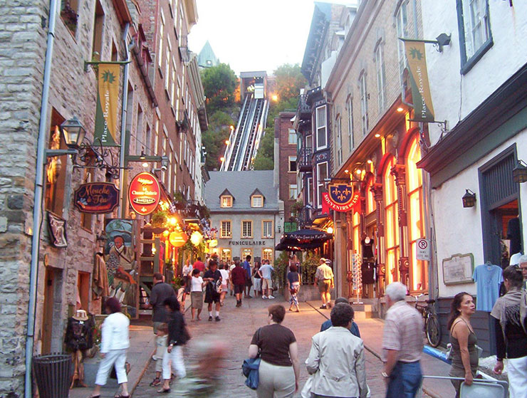 Québec broker background